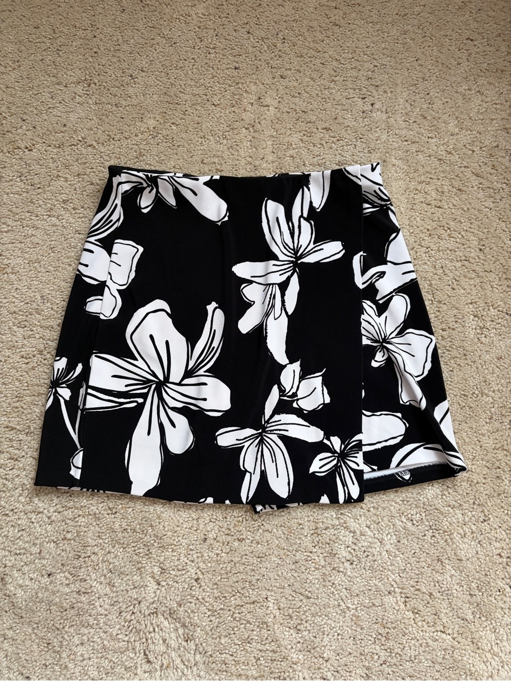 Boston Proper Black and White Floral Mini Skirt size Medium (174)